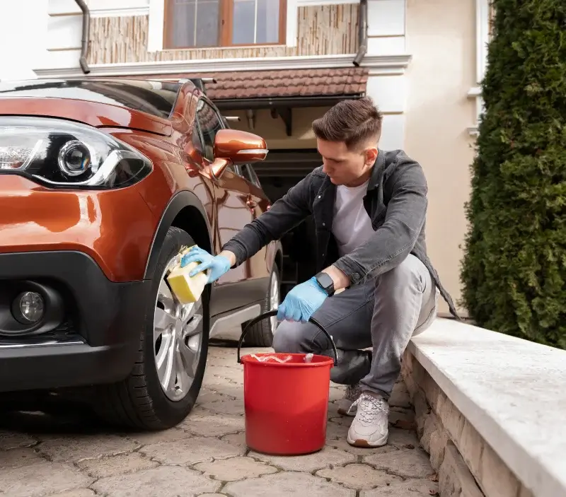Lavage auto à domicile Gorron : professionnel intervenant sur un véhicule